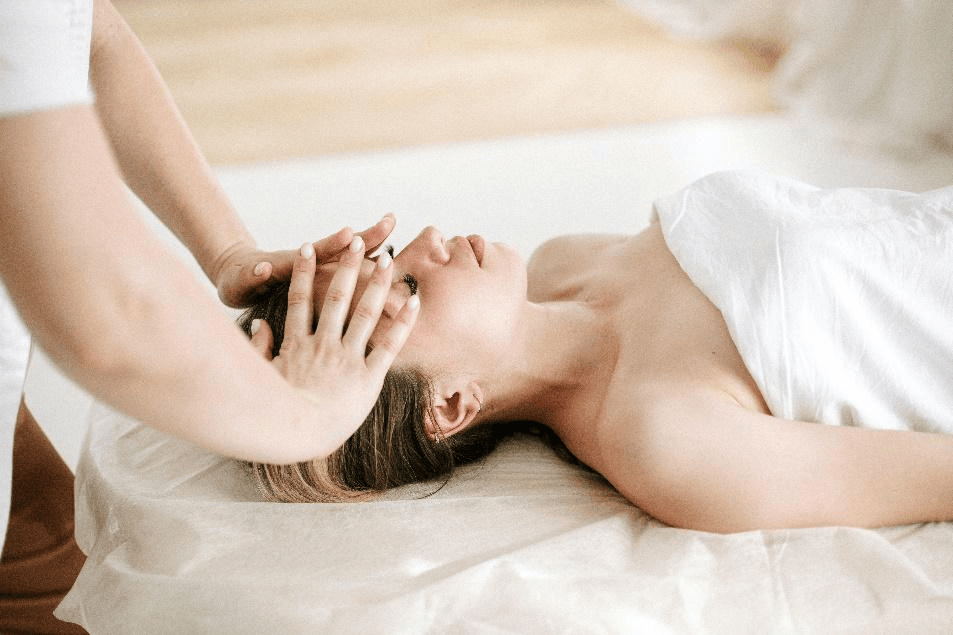 soins combinant trois approches réflexologie plantaire, massage ayurvédique