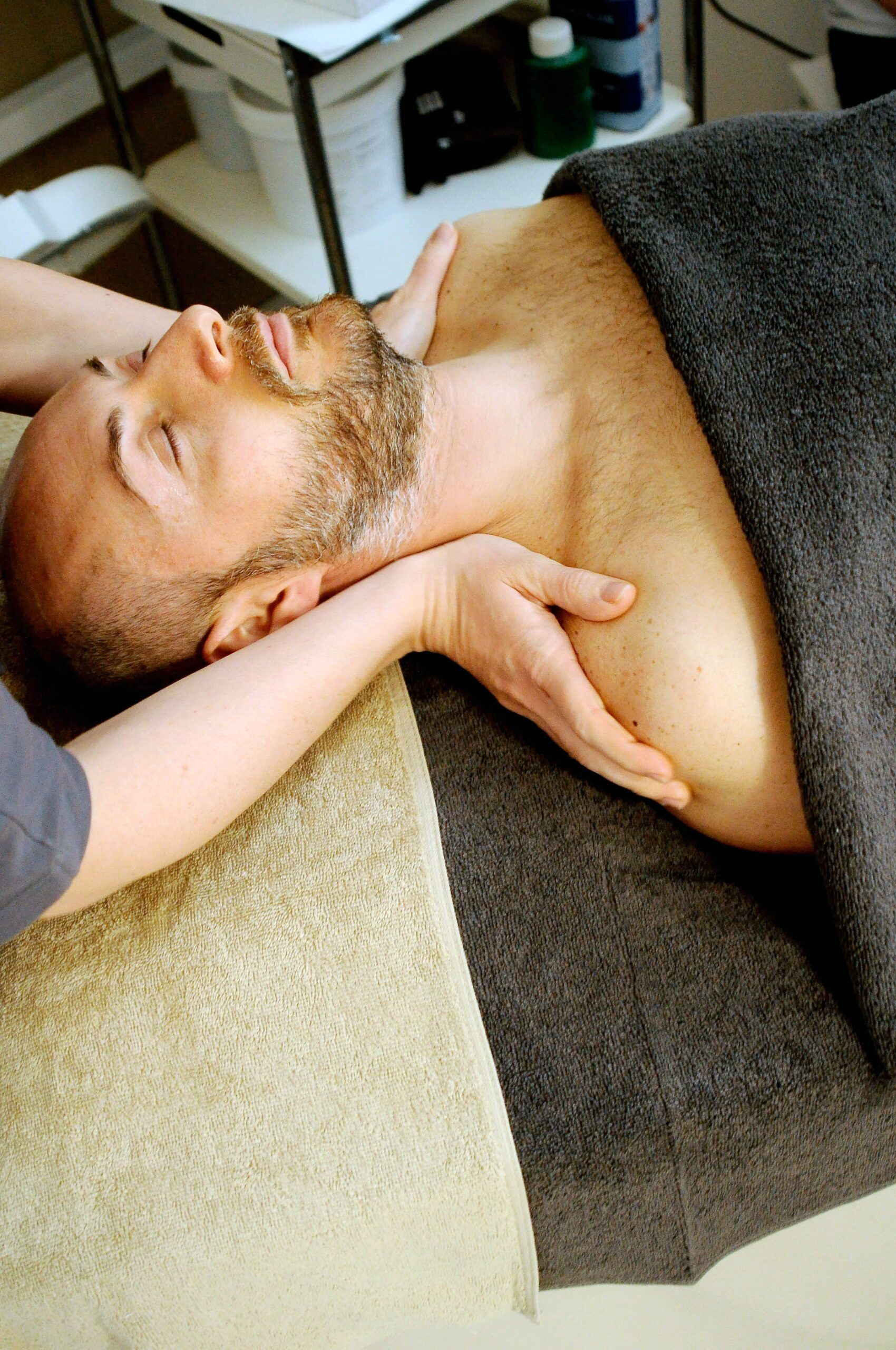 Massage ayurvédique Abhyanga sur un homme