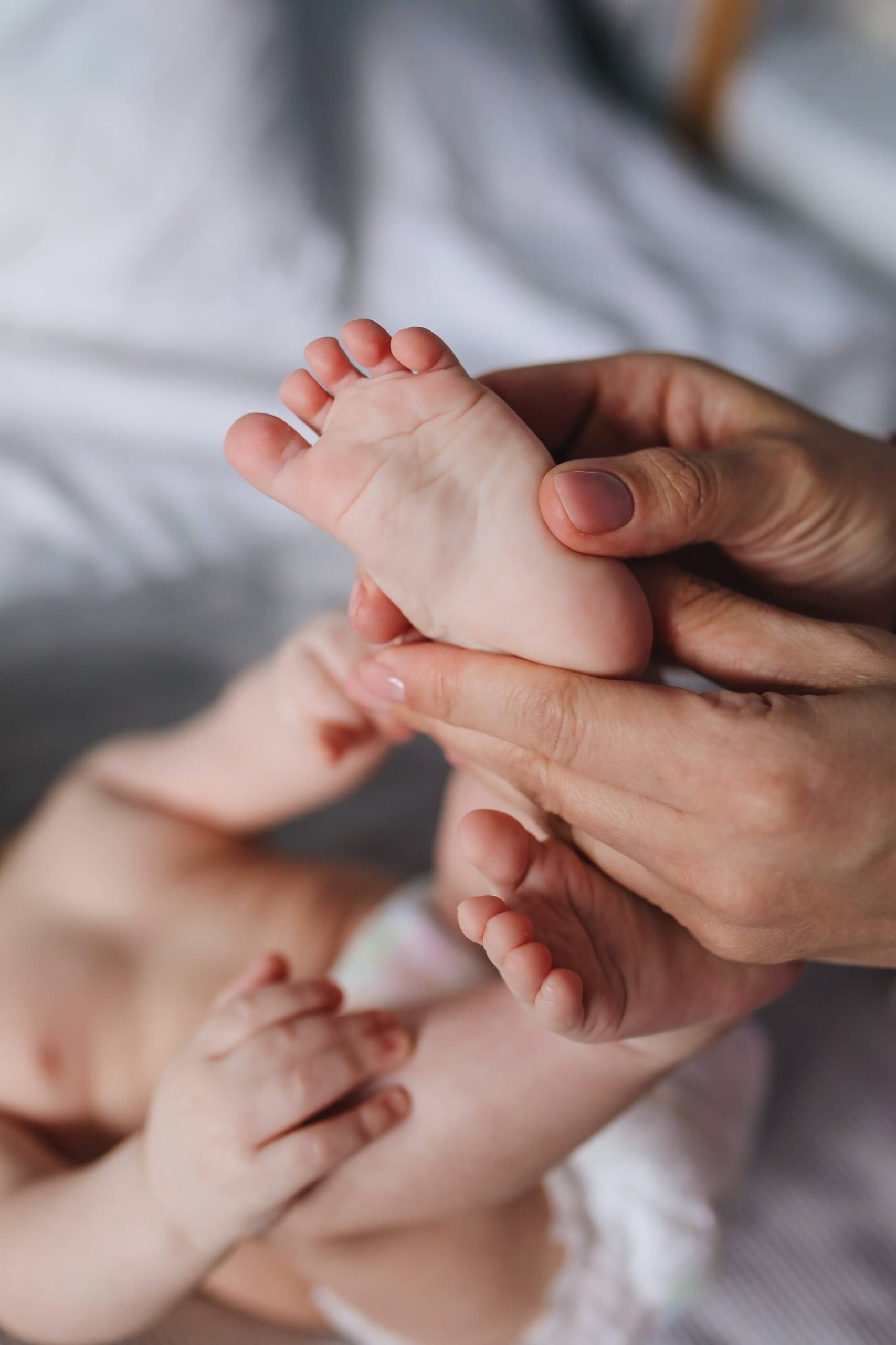 massage des pieds du bébé à Villeneuve-lès-Maguelone 