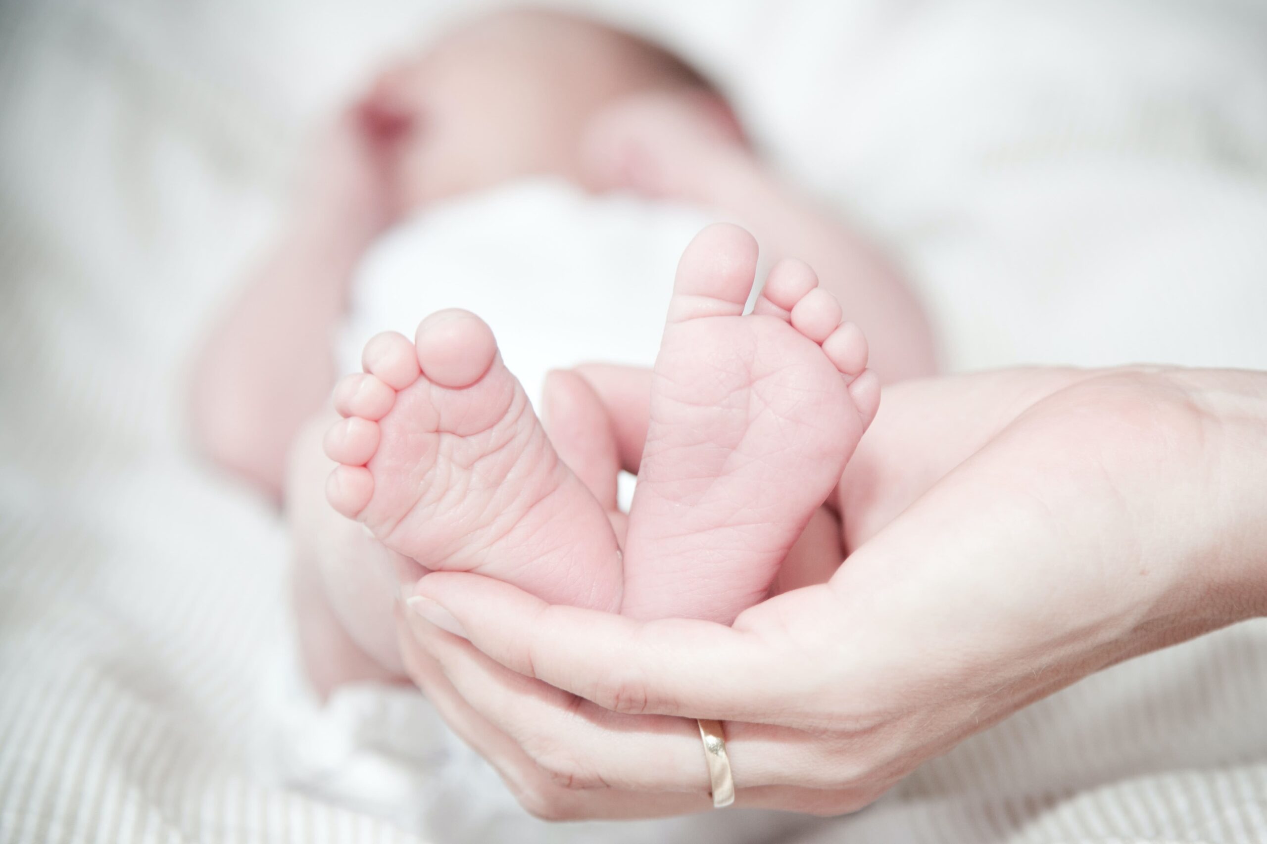 Réflexologie sur le pied d'un bébé proche de Montpellier